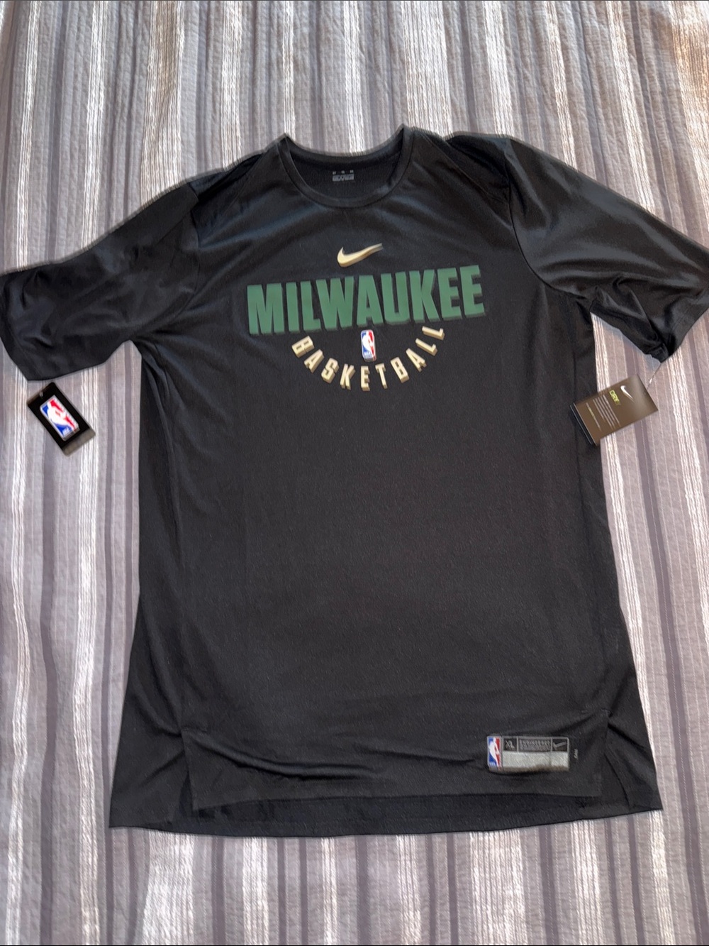 Nike Milwaukee Basketball Short-Sleeve Tee - Black/Green XLT
